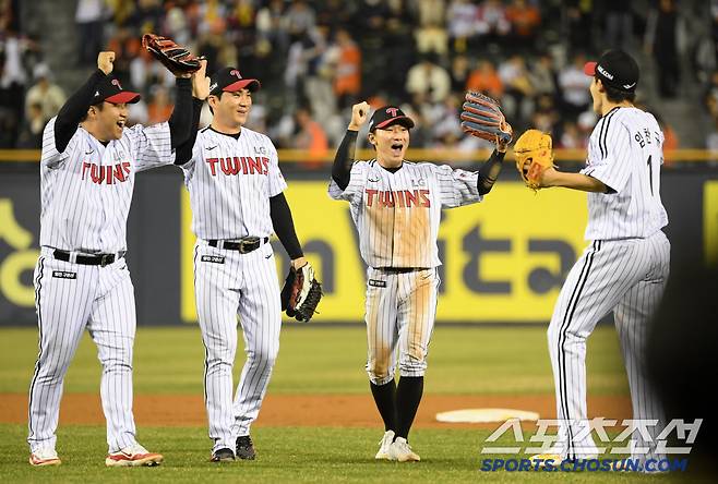 4번 타자 문보경의 홈런포와 선발 임찬규의 완봉까지 LG는 4연승을 달렸다.