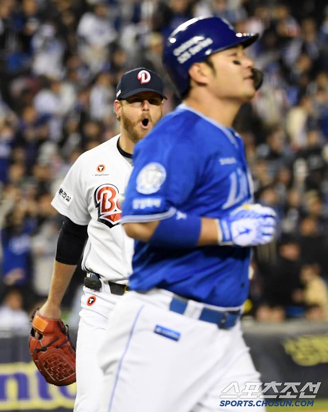 28일 잠실구장에서 열린 두산 베어스와 삼성 라이온즈의 경기. 7회초 2사 3루 삼성 박병호를 외야 뜬공 처리한 두산 콜어빈이 신경전을 펼치고 있다. 잠실=박재만 기자 pjm@sportschosun.com/2025.03.28/