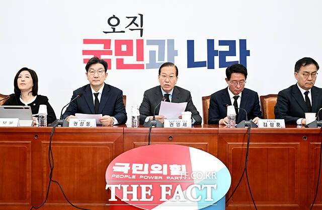 이재명 더불어민주당 대표를 향해 '판결 승복'을 외치던 국민의힘이 도리어 사법부 판단을 부정하고 나섰다. 판사 개인의 성향이 판결에 영향을 미쳤다는 의혹을 제기하는가 하면 원색적인 비판을 하며 사실상 판결 불복에 앞장서고 있다. /배정한 기자