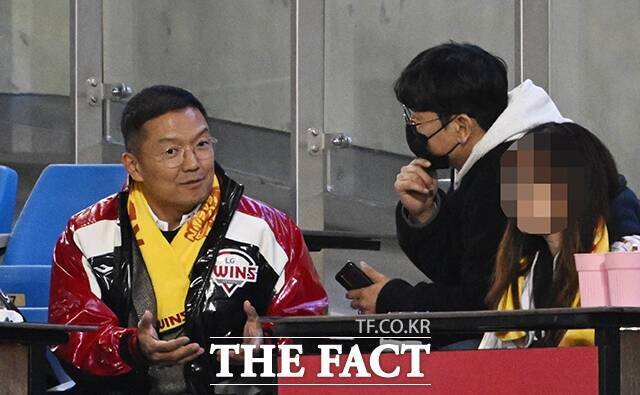 윤관 대표가 <더팩트> 취재진의 질문에 답하고 있다. /박헌우 기자