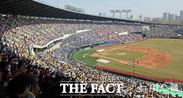 프로야구 최고 인기 구단 LG 트윈스는 2024시즌 입장 수입으로만 200억 원 넘게 벌어 들였다. 22일 롯데 자이언츠와의 개막전에 꽉 들어찬 잠실야구장 전경. /뉴시스