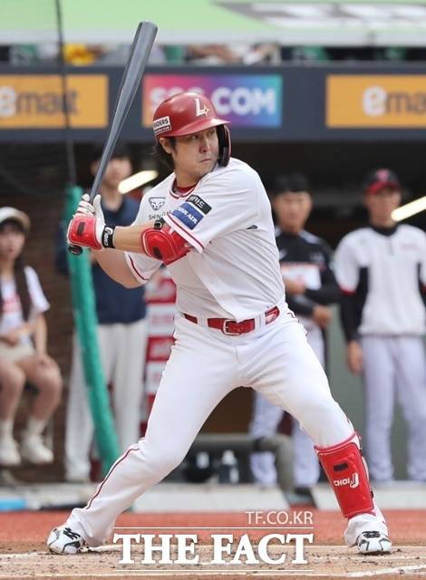 프로야구 각 구단은 FA 선수 영입에 많은 돈을 쓴 뒤 모기업으로부터 지원금 명목으로 받고 있다. 지난해 4년 110억 원의 최대 금액으로 FA 계약한 SSG 랜더스 최정. /SSG 랜더스