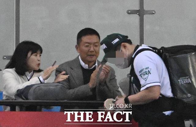 구연경·윤관 부부가 맥주를 구매하고 있다.