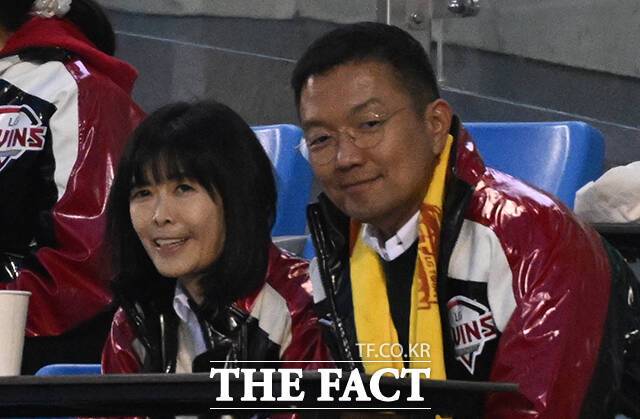 경기 관람하는 구윤경-윤관.