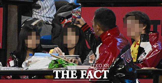 자녀들의 기념사진 촬영하는 윤 대표.