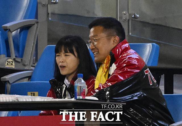 밝은 표정으로 경기 관람하는 윤 대표.