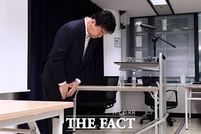 백종원 더본코리아 대표가 28일 오전 서울 서초구 스페이스쉐어 강남역센터에서 열린 더본코리아 정기 주주총회를 마친 뒤 취재진에게 고개를 숙이고 있다. /서예원 기자