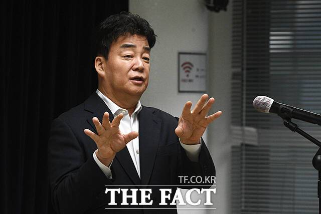 백종원 더본코리아 대표가 28일 오전 서울 서초구 스페이스쉐어 강남역센터에서 열린 더본코리아 정기 주주총회를 마친 뒤 취재진 질문에 답변하고 있다. /서예원 기자