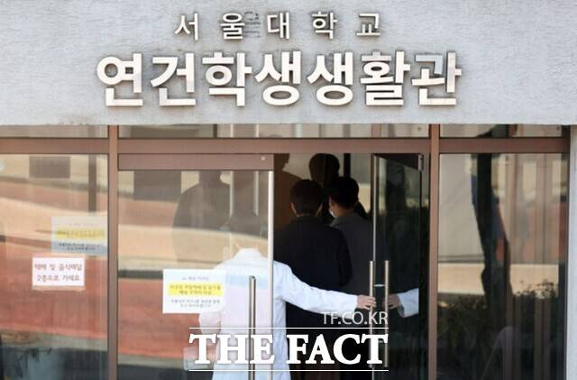 김성근 대한의사협회 대변인은 26일 정례브리핑에서 "정부는 대통령 권한대행의 서신에서 언급한 바와 같이 신뢰를 바탕으로 학생들과 허심탄회하게 대화할 수 있는 자리를 마련하길 바란다"며 "정부가 지금과 같이 일방적으로 밀어붙이기로 일관한다면 공멸의 길만 남을 뿐"이라고 말했다. 사진은 서울대학교 의대 기숙사에서 학생들이 이동하는 모습./뉴시