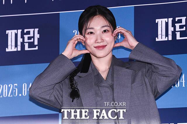 배우 하윤경이 28일 오후 서울 용산구 CGV 용산아이파크몰에서 열린 영화 '파란' 언론배급시사회 및 기자간담회에 참석해 포즈를 취하고 있다. /서예원 기자