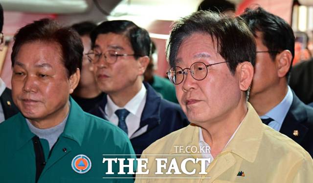 이재명 더불어민주당 대표가 28일 오후 경남 산청군 시천면에 설치된 산불현장지휘소를 방문해 산불 상황 보고를 받고 있다. 왼쪽은 박완수 경남도지사. /뉴시스