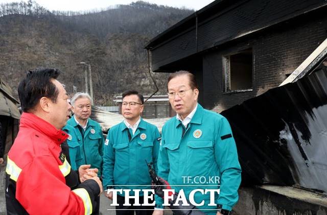권영세 국민의힘 비상대책위원장이 28일 경북 안동시 임하면 추목리에서 산불 피해 마을을 점검하고 있다. /뉴시스