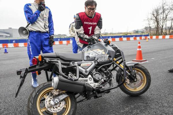 센터에서는 넘어진 모터사이클을 안전하게 세우고 쉽게 주차하고 수동으로 이동하는 요령까지 교육한다. (혼다 코리아)