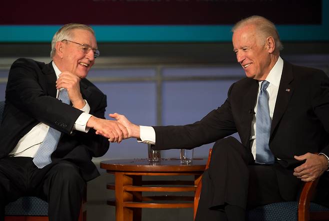 조 바이든 전 대통령(오른쪽)이 지난 2015년 10월 조지워싱턴대에서 열린 한 먼데일 유산을 기리는 포럼에서 월터 프리츠 먼데일(왼쪽) 전 부통령과 악수하고 있다. 먼데일 전 부통령은 주일 미 대사를 지냈다. /AP 연합뉴스