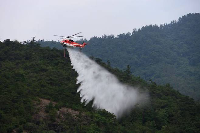 산불 진화 임무를 수행 중인 수리온 산림헬기ⓒKAI