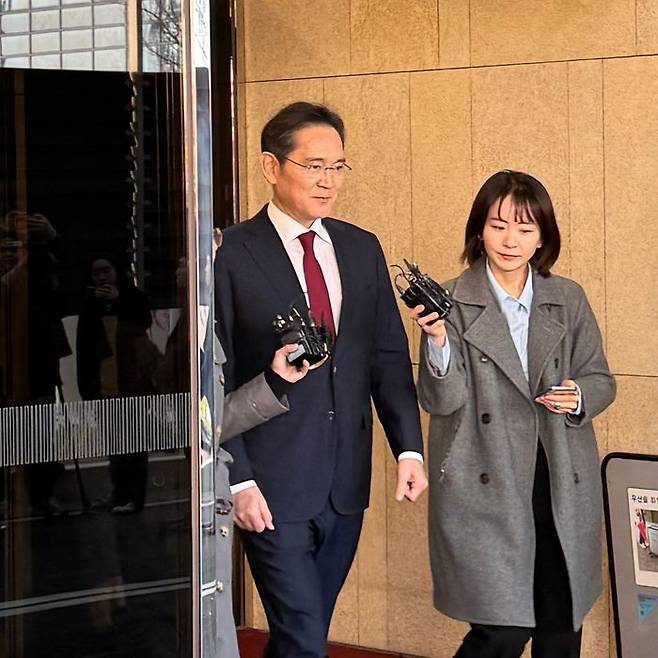 이재용 삼성전자 회장이 일주일간 중국 출장을 마치고 서울김포비즈니스항공센터로 귀국했다.ⓒ데일리안 정인혁 기자