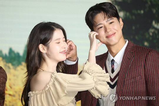 배우 아이유, 박보검이 지난 5일 서울 여의도 콘래드호텔에서 열린 넷플릭스 '폭싹 속았수다' 제작발표회에서 포즈를 취하고 있다. [연합뉴스]