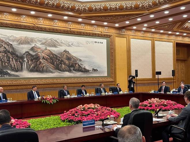 이재용, 베이징서 시진핑 주최 글로벌 CEO 회동 참석     (베이징=연합뉴스) 정성조 특파원 = 이재용 삼성전자 회장과 곽노정 SK하이닉스 대표이사 사장 등이 28일(현지시간) 중국 베이징 인민대회당에서 글로벌 기업 최고경영자(CEO)들과 함께 시진핑 중국 국가주석과의 면담에 참석하고 있다. 2025.3.28     xing@yna.co.kr (끝)