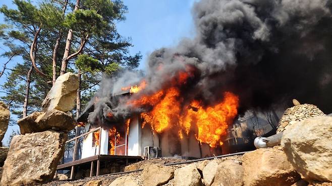 2025년 3월23일 오후 경남 산청군 시천면 중태마을. 뒷산 풀밭에서 넘어온 산불이 이피에스(EPS)패널(얇은 철판 사이에 스티로폼을 넣은 패널)로 된 조립식 주택에 옮겨붙어 불타고 있다. 최병성 제공