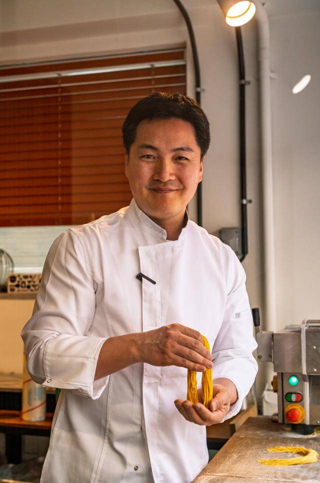 김낙영 셰프는 "요즘 콘셉트나 기획만으로 단기간에 승부하는 식당들도 있지만 결국 음식 자체의 완성도와 깊이가 없으면 금세 한계가 온다는 걸 봐 왔다"며 "요리사가 자기가 좋아하고 잘하는 한 가지를 깊이 파고들어 음식의 완성도를 높이는 게 우선"이라고 말했다.