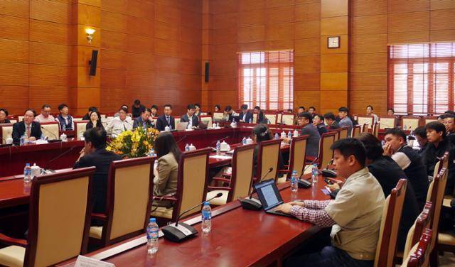 지난 18일 베트남 북부 박닌성에서 주베트남 한국상공인연합회 주최로 열린 ‘북부 지역 인력난 대응 간담회’에서 참석자들이 현지 기업 현황 설명을 듣고 있다. 박닌=허경주 특파원