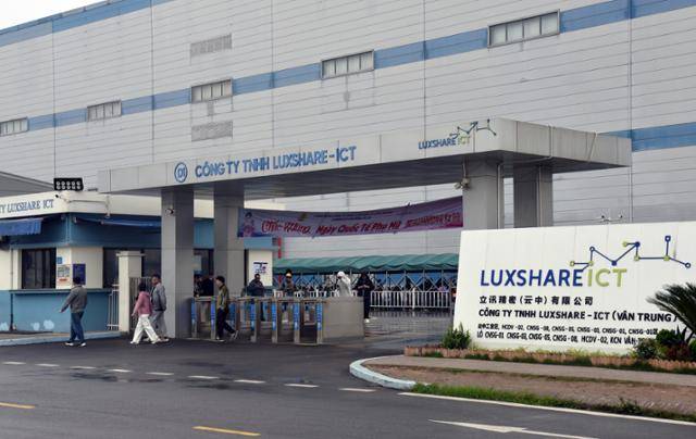 지난 21일 베트남 북부 박장성 꽝쩌우 산업단지에서 중국 전자제품위탁생산 기업 리쉰정밀(立讯精密·Luxshare) 노동자들이 점심 식사를 하기 위해 건물 밖으로 나서고 있다. 박장=허경주 특파원