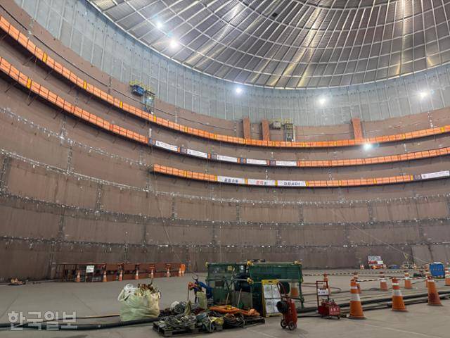 울산 남구 코리아에너지터미널(KET)을 찾은 25일 액화천연가스(LNG) 탱크가 공사 중에 있다. 10톤 가량의 LNG 저장이 가능한 이 탱크는 서울 장충체육관의 세 배 규모다. 울산=오지혜 기자