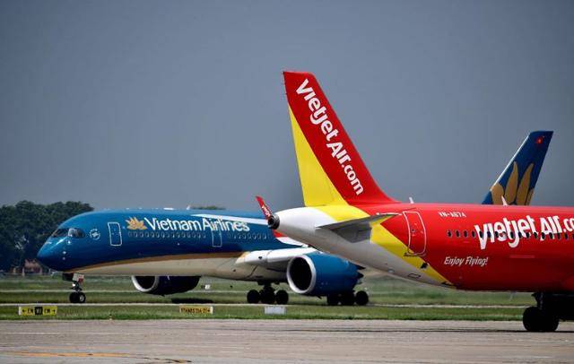 베트남 ‘하늘’을 양분하고 있는 베트남항공(왼쪽)과 비엣젯. 한국일보 자료사진