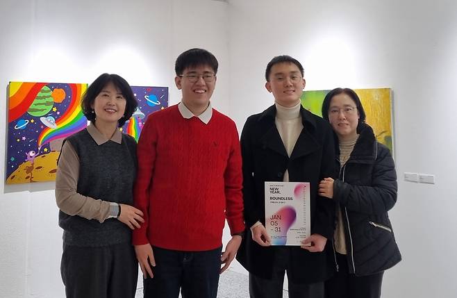 아트림 ‘경계를 넘어, 한 걸음 더’ 전시장에​ 선 발달장애 작가와 그 보호자. 왼쪽부터 정양숙씨, 이은수 작가, 김태환 작가, 박선화씨./사진=이해림 기자