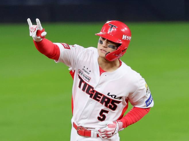 <yonhap photo-6569="">(광주=연합뉴스) 조남수 기자 = 23일 광주 기아챔피언스필드에서 열린 2024 신한 SOL뱅크 KBO 포스트시즌 한국시리즈 2차전 삼성 라이온즈와 KIA 타이거즈의 경기. KIA 김도영이 2회말에 솔로홈런을 때리고 베이스를 돌며 세리머니하고 있다. <저작권자 ⓒ 1980-2024 ㈜연합뉴스. 무단 전재 재배포 금지, AI 학습 및 활용 금지></yonhap>