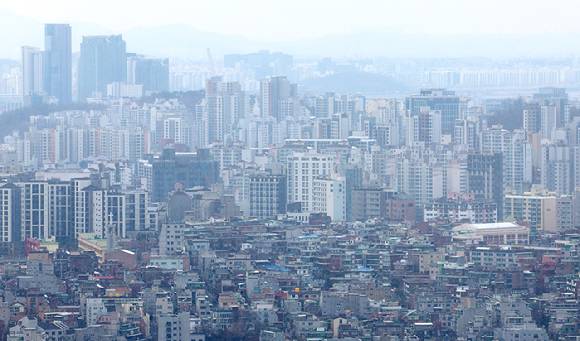 서울 남산에서 바라본 서울 다세대 주택과 아파트단지 모습. 2025.3.18. [사진=연합뉴스]