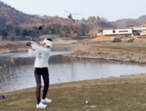 산불 진화 작업 중인 소방 헬기를 보고도 '골프샷'을 날린 여성이 결국 고발당했다. 사진은 소방 헬기를 향해 스윙을 하는 A씨. [사진=A씨 인스타그램 캡처]