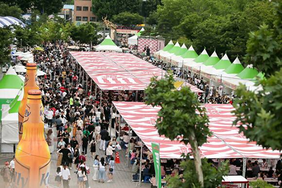 제 3회 떡볶이 페스티벌을 찾은 많은 방문객들이 떡볶이를 맛보며 축제를 즐기고 있다. [사진=북구청]