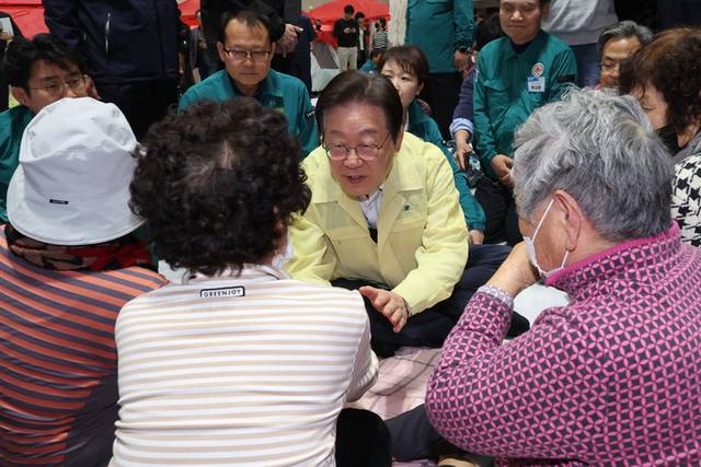 ▲ 더불어민주당 이재명 대표가 지난 27일 경북 영양군문화체육센터에 마련된 이재민 대피소를 방문해 영양 산불 피해 주민들을 위로하고 있다. 연합뉴스