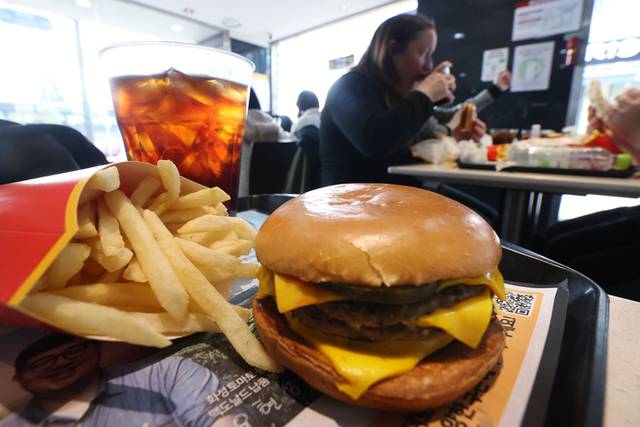 ▲ 지난 13일 서울의 한 햄버거 프랜차이즈. 연합뉴스 자료사진