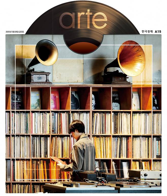 경기 파주시에 있는 콩치노콩크리트에서 이성재 DJ가 재생할 LP 앨범을 들고 있다. 이곳은 빈티지 스피커 전용으론 세계에서 가장 큰 감상 공간이다.