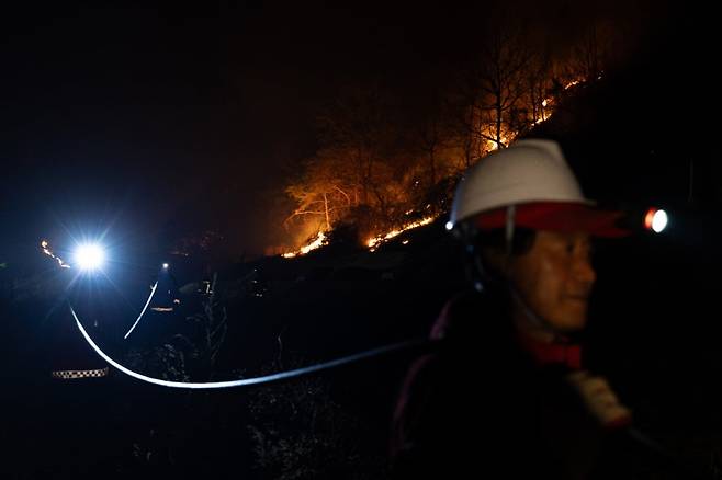 산불이 이어지고 있는 27일 경북 안동시 남후면 일대 야산에서 산불전문예방진화대원들이 화선 정리 작업을 하고 있다./사진=뉴스1