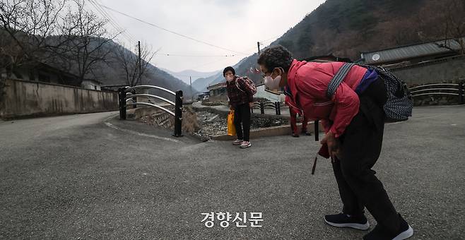 산불 엿새째를 맞은 27일 경북 안동시 길안면  송사2리에서 주민들이 대피문자를 받고 대피소로 이동하고 있다. 2025.3.27 안동 | 성동훈 기자