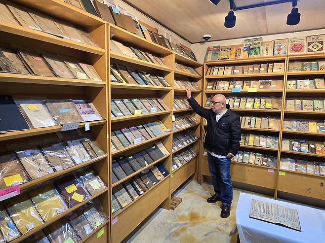 수학책 3천권 모은 김영구씨. 의령군 제공