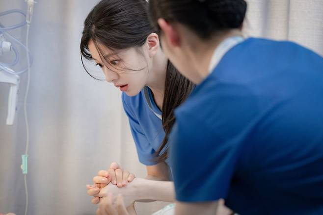 "Resident Playbook," starring Go Youn-jung (tvN)