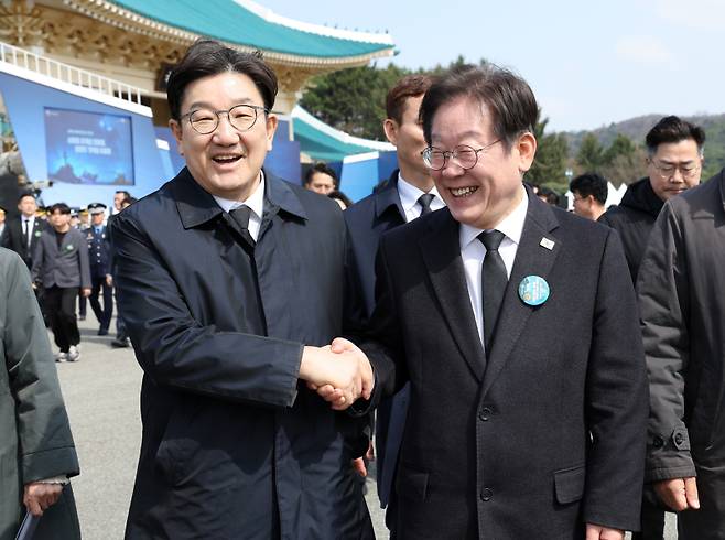 이재명 더불어민주당 대표와 권성동 국민의힘 원내대표가 28일 국립대전현충원에서 열린 제10회 서해 수호의 날 기념식을 마친 후 웃으며 악수를 나누고 있다. 연합뉴스