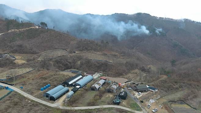 27일 전북 무주군의 한 야산에서 산불로 인한 연기가 피어오르고 있다. 전북특별자치도 소방본부 제공