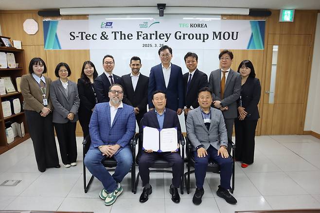 제이슨 애벗 Farley Group 부사장(앞줄 왼쪽)과 이병화 에스텍시스템 대표(앞줄 가운데) 등 참석자들이 업무협약 체결 후 기념촬영하고 있다. [사진 제공=에스텍시스템]