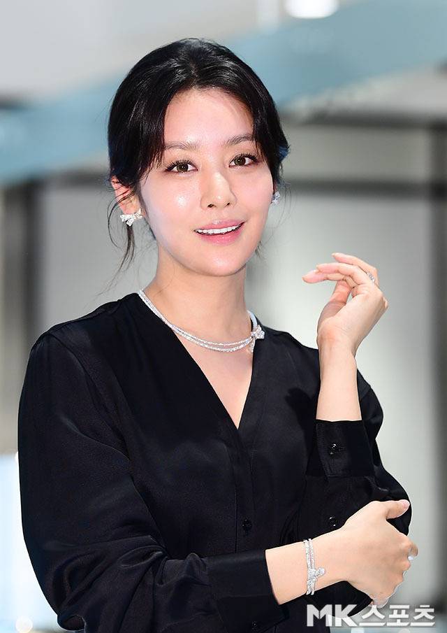 다이아몬드 주얼리와 주얼 장식 실버 힐을 매치해 포멀하면서도 화려한 포인트를 더했다.사진=김영구 기자