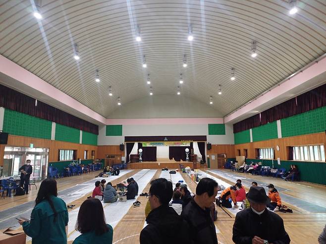 28일 오전 경북 안동 서부초등학교 강당 대피소 모습. /사진=오석진 기자