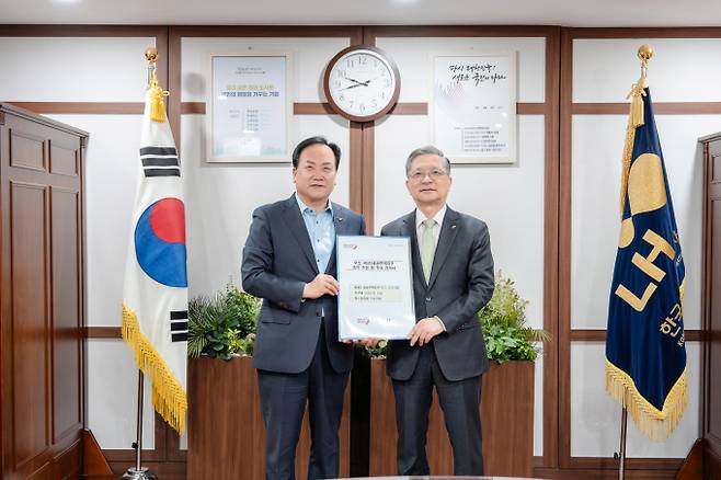 이권재 오산시장이 이한준 한국토지주택공사을 만나 신규 공급대상지인 세교3 공공주택지구의 조속한 지구 지정을 건의문을 전달하고 있다. /사진제공=오산시