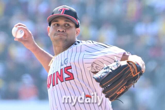 LG 치리노스가 선발투수로 나와 힘차게 투구하고 있다./마이데일리