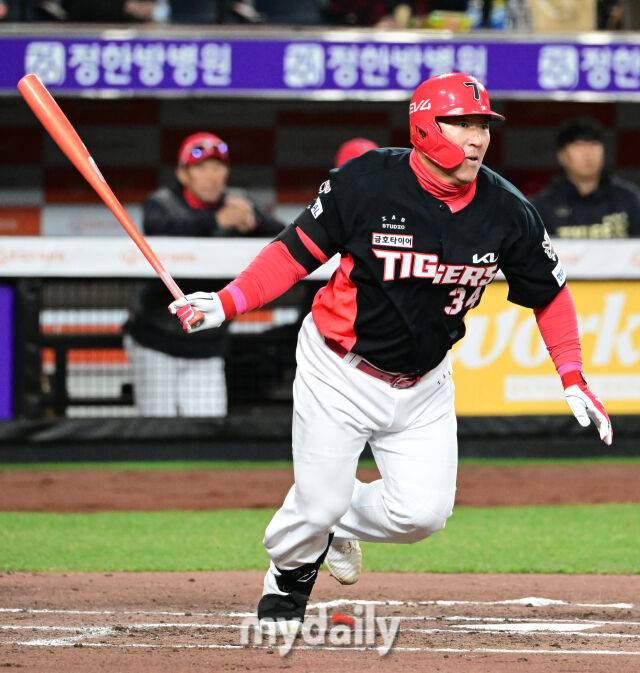 2025년 3월 28일 오후 대전 한화생명 볼파크에서 진행된 '2025 신한 SOL뱅크 KBO 리그' KIA 타이거즈와 한화 이글스의 경기. KIA 최형우가 4회초 1사 후 2루타를 치고 있다./대전 = 유진형 기자