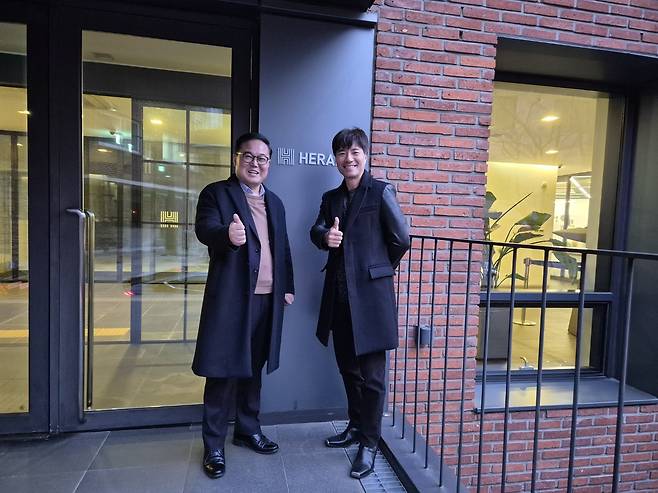 콘서트 출연 관련 논의를 하기 위해 헤럴드미디어그룹에 내방한 임태경(오른쪽) 뮤지컬배우가 헤럴드스퀘어 1층 입구에서 김영상 코리아헤럴드 사장과 포즈를 취하고 있다.