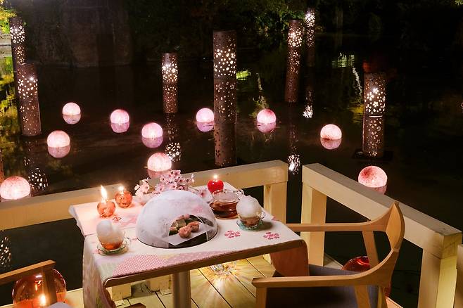 호시노 리조트 카이 쓰가루 ‘벚꽃 조명이 설치된 물의 정원’